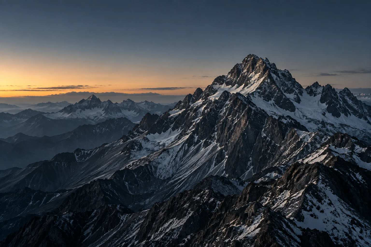 Cordillera de altas cumbres bajo la luz del amanecer